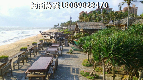 海南五指山目前，已经有40多家房地产开发企业和项目进驻五指山，其中既有中国重汽、铭远、卓达等知名企业，也有颐山居、澜湖岸边等小户型候鸟养老住房项目。据统计，近3年来，五指山市已通过规划报建开发的房地产项目有23个，总用地面积118万多平方米，总建筑面积64万平方米，计划总touzi26亿多元。特别是2014年房地产开发项目大幅度增加，房地产开发建设项目有13个，同比增加225%，2014年度项目开工率达100%，有天之城、山水绿世界、香格里等9个项目商品房主体基本完工，已向社会预售商品房。