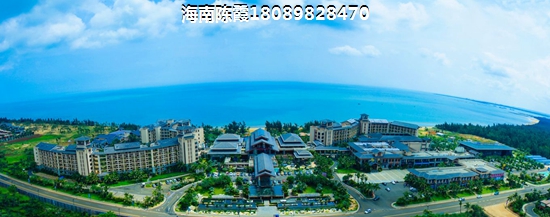 威尼斯蓝湾亚龙湾国家旅游度假区是三亚市东郊的一处怡人的热带海滨风景区，距离市中心区约10公里。亚龙湾为一个月牙湾，拥有7千米长的银白色海滩，沙粒洁白细软，海水清澈澄莹，能见度7-9米。亚龙湾海水洁净透明，水面下珊瑚种类丰富，可清楚观赏珊瑚，适合多种水面下活动包括潜水等。海湾以中心有野猪岛为中心，南有东洲岛、西洲岛，西面有东排、西排，可开展多种水上运动。